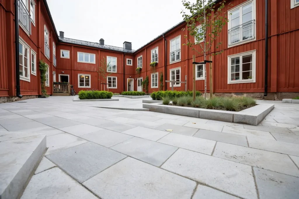 platts ttning av innerg rd med trappsteg och planteringsytor i bara